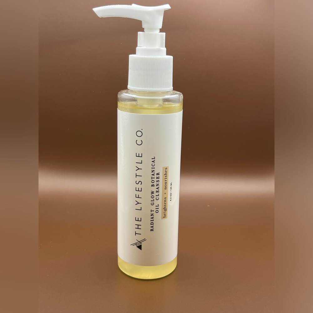 The Lyfestyle co. - Radiant Glow Botanical Oil Cleanser